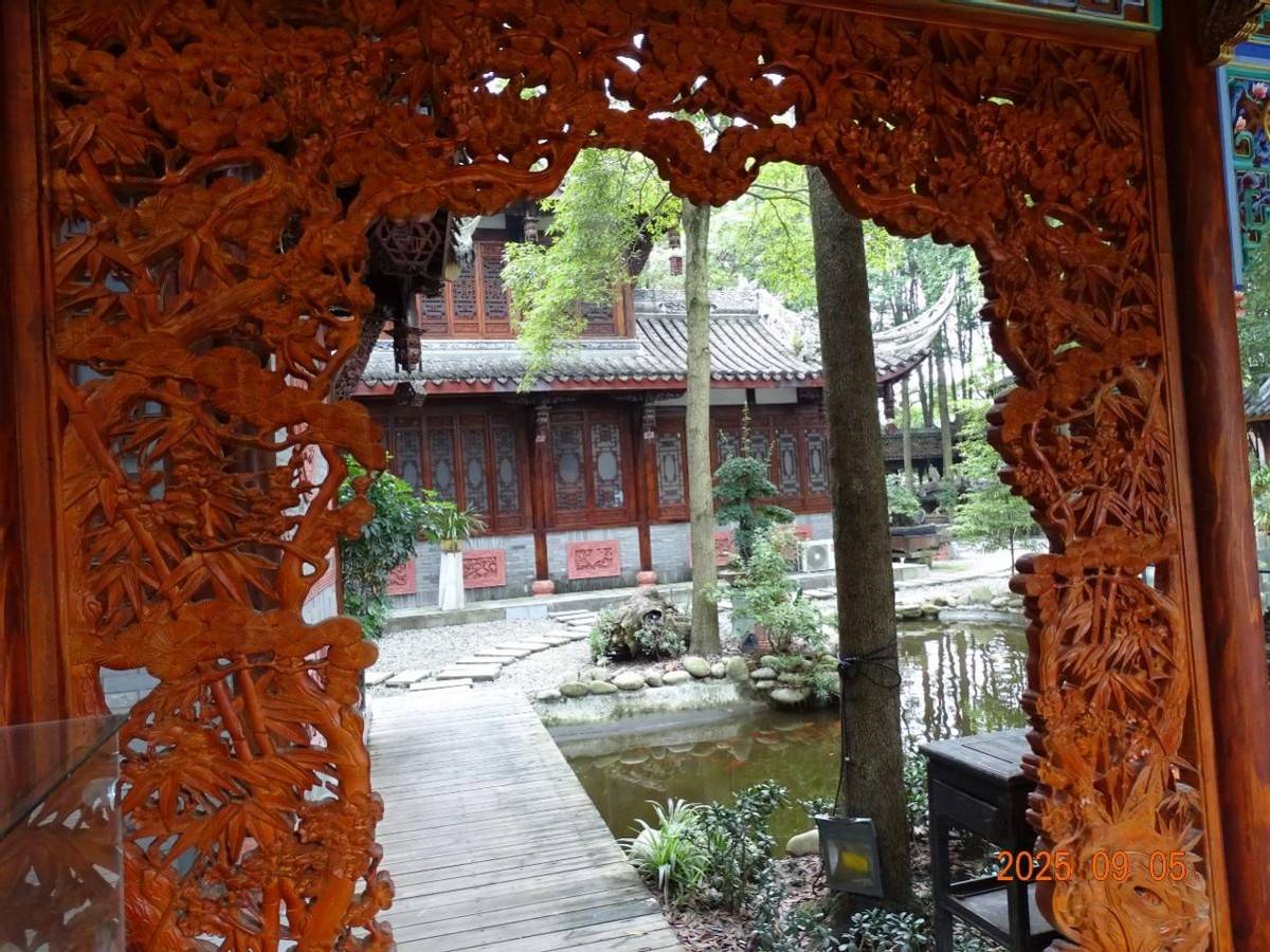 【企业家日报全媒体中心记者“探访木玩村”系列报道之一】 成都崇州廖家木玩村：从“