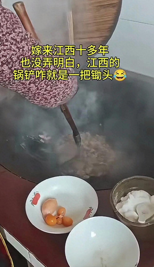 江西媳妇晒出自家锅铲称其像把锄头原来只有江西是这样！